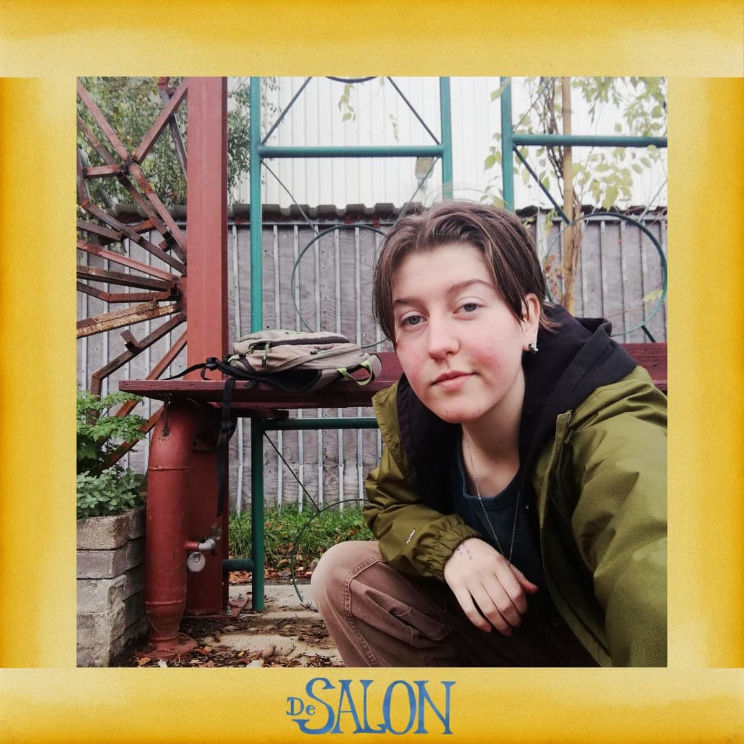 De Salon-lid zittend in een tuin